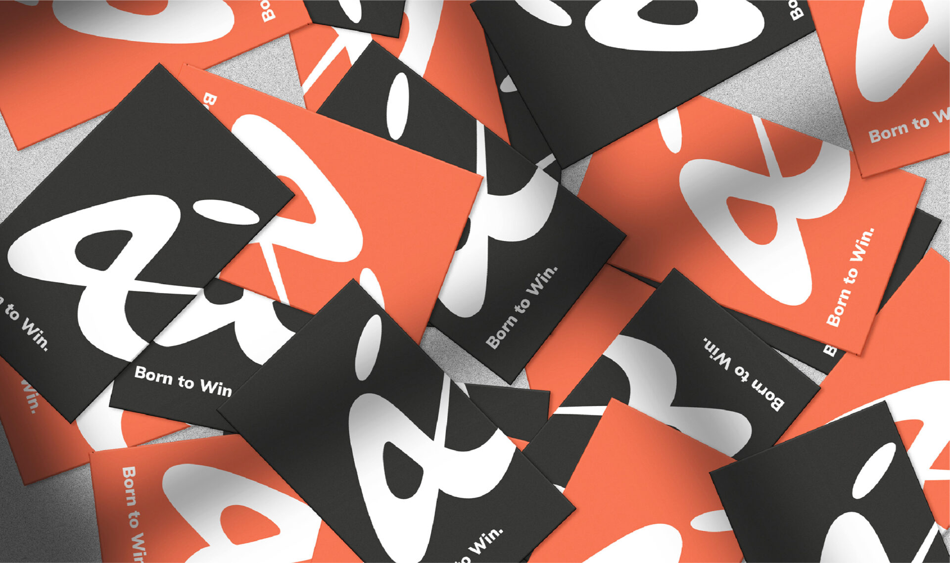 תגית alt: כרטיסי קידום במראה מודרני עם עיצוב נועז ושימוש באדום, שחור ולבן ליצירת זהות מותג חכמה.