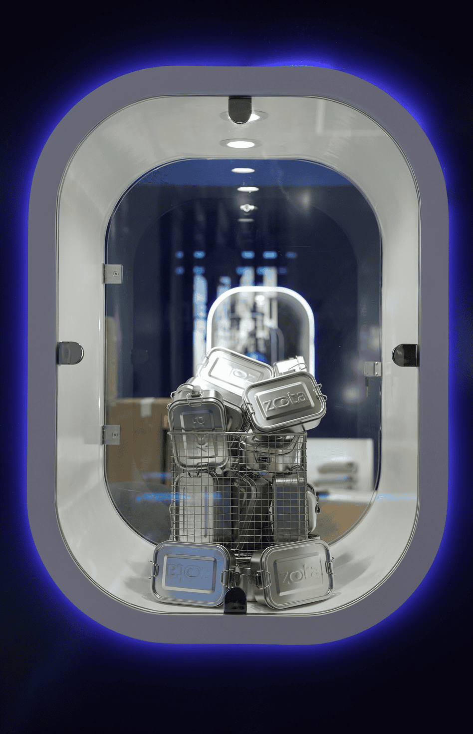 קופסאות זוטה בתוך תיבת זכוכית עם תאורה כחולה.