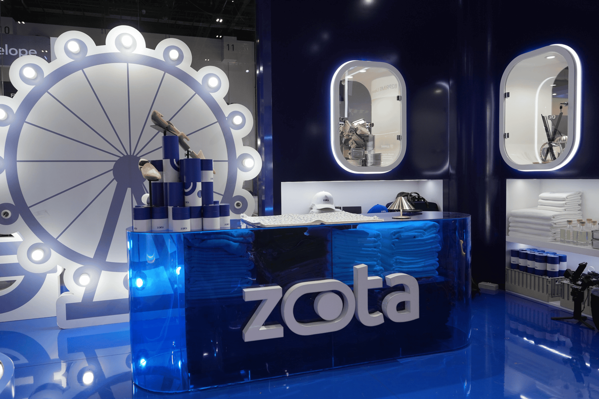 עיצוב זירה עם שעון ענק מואר ומדפי מוצרי טיפוח ב-ZOTA.