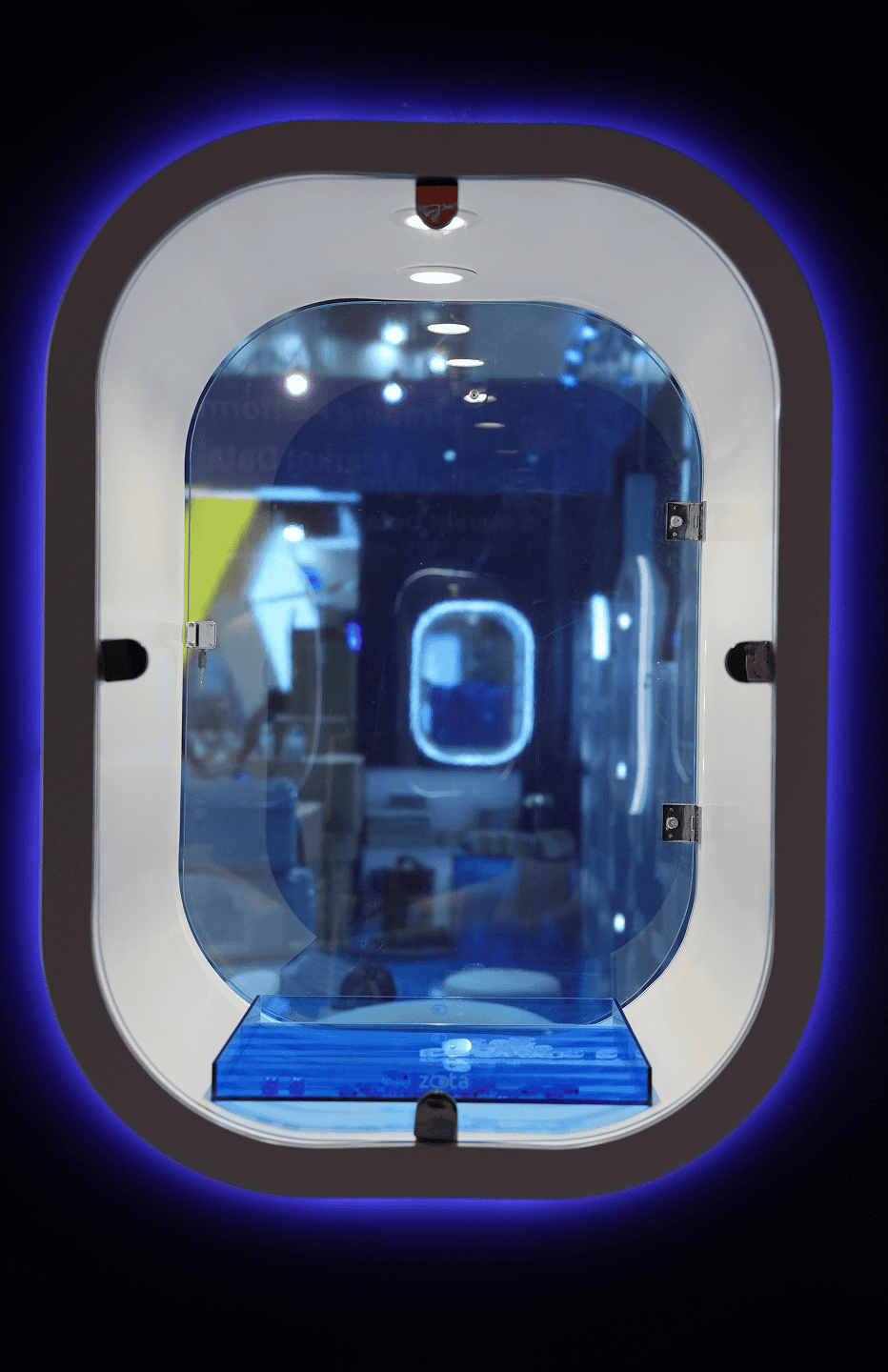 תצוגת חלל עם תאורה כחולה ומסך זכוכית מוארת, עיצוב מודרני ומרשים.