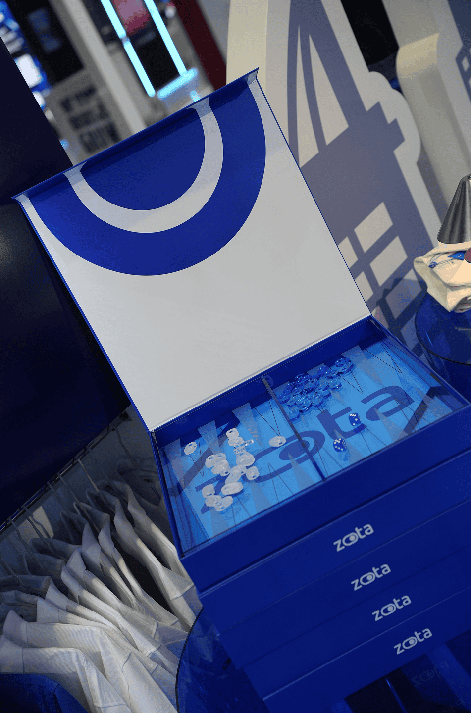 תצוגת מוצרי NFH של זוטה עם אריזות כחולות ומותגים.