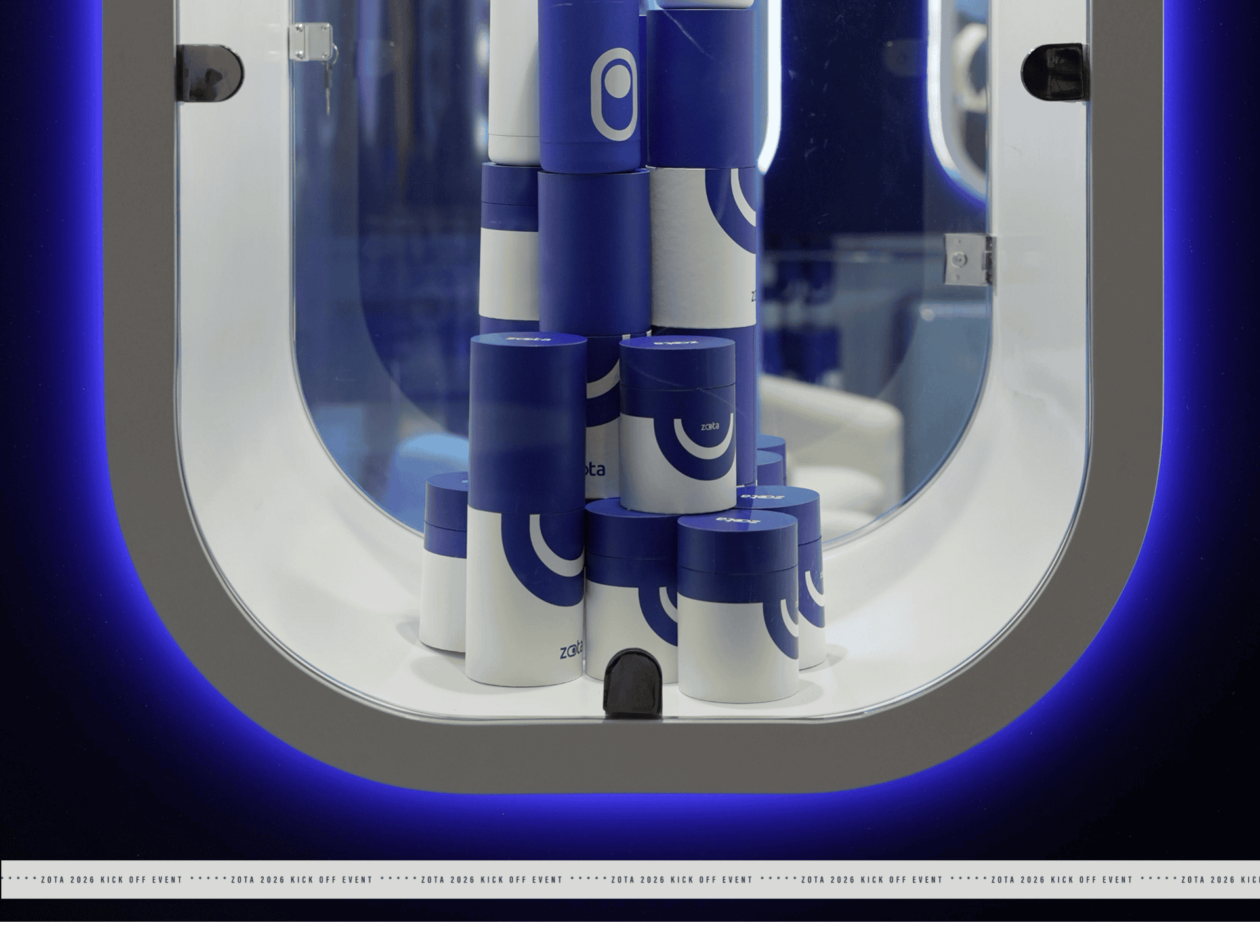 קפסולות קוסמטיקה כחולות ולבנות בתוך מכשיר אוטומטי.