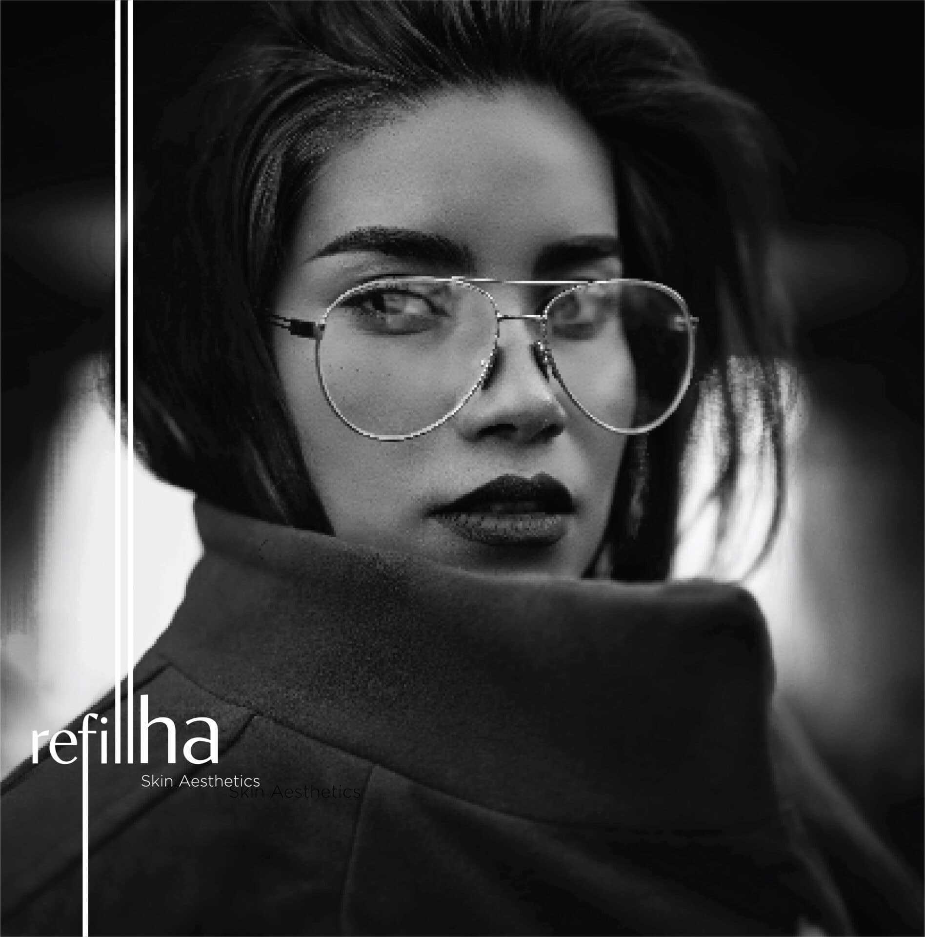 אישה עם משקפיים גדולים ומבט חודר, צילום בשחור לבן.