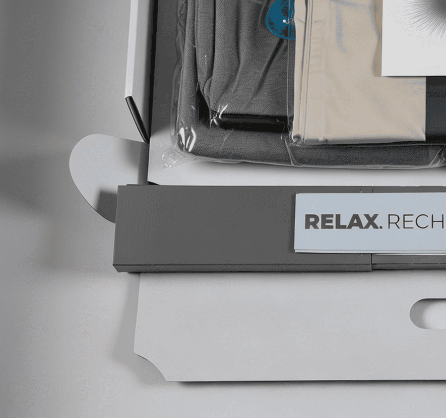 עיצוב אריזה עם בגדים ומוצרי רגיעה לסטיילינג ולנוחות.