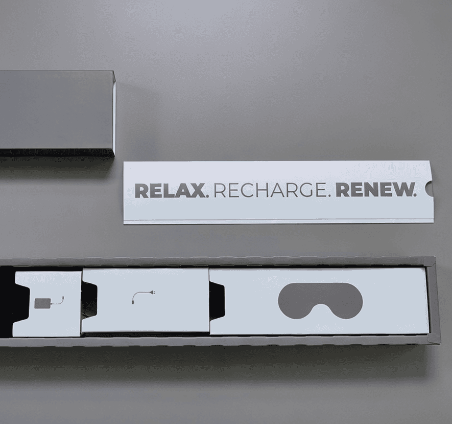 אריזה עם המילים "רוגע, טעינה, חידוש" על רקע חלק בצבע אפור בהיר.