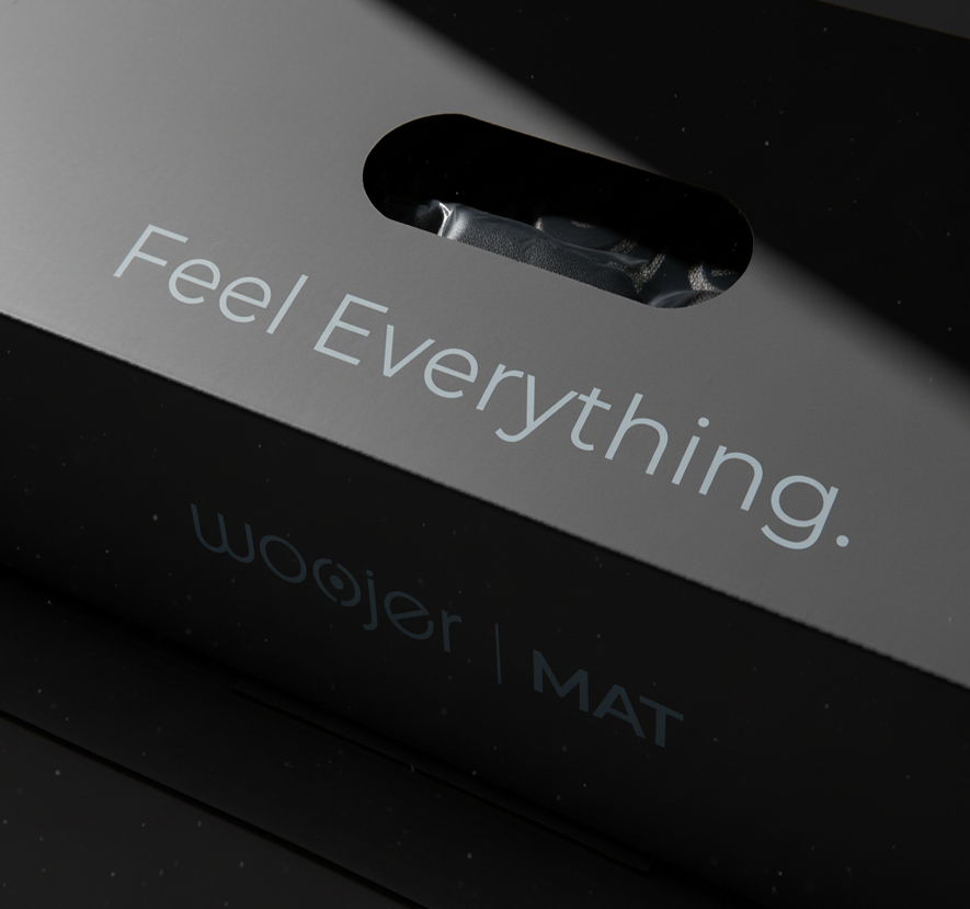 רמקול Woojer MAT עם הכיתוב "Feel Everything" במבט מקרוב.
