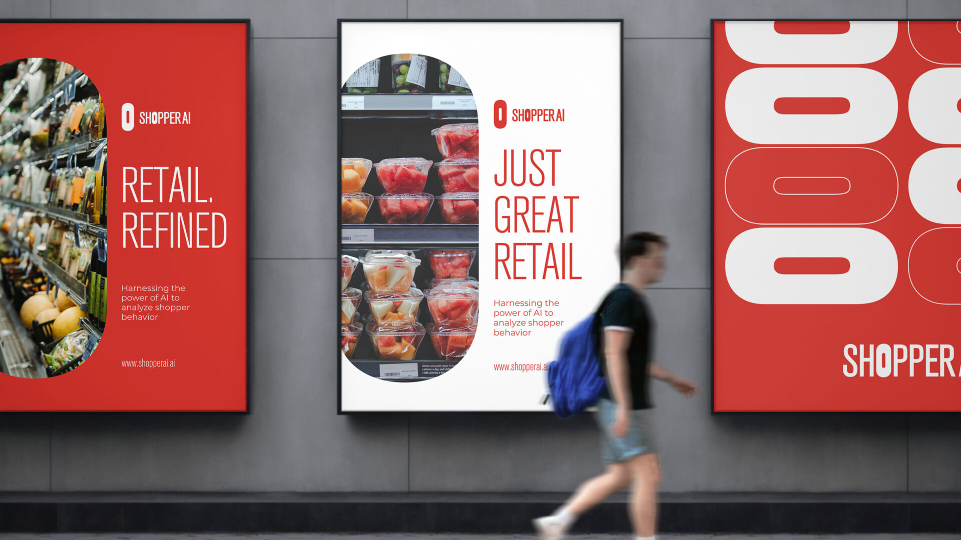 תמונה של פרסום חוצות בקניון עם מסרים על חווית הקנייה המודרנית.