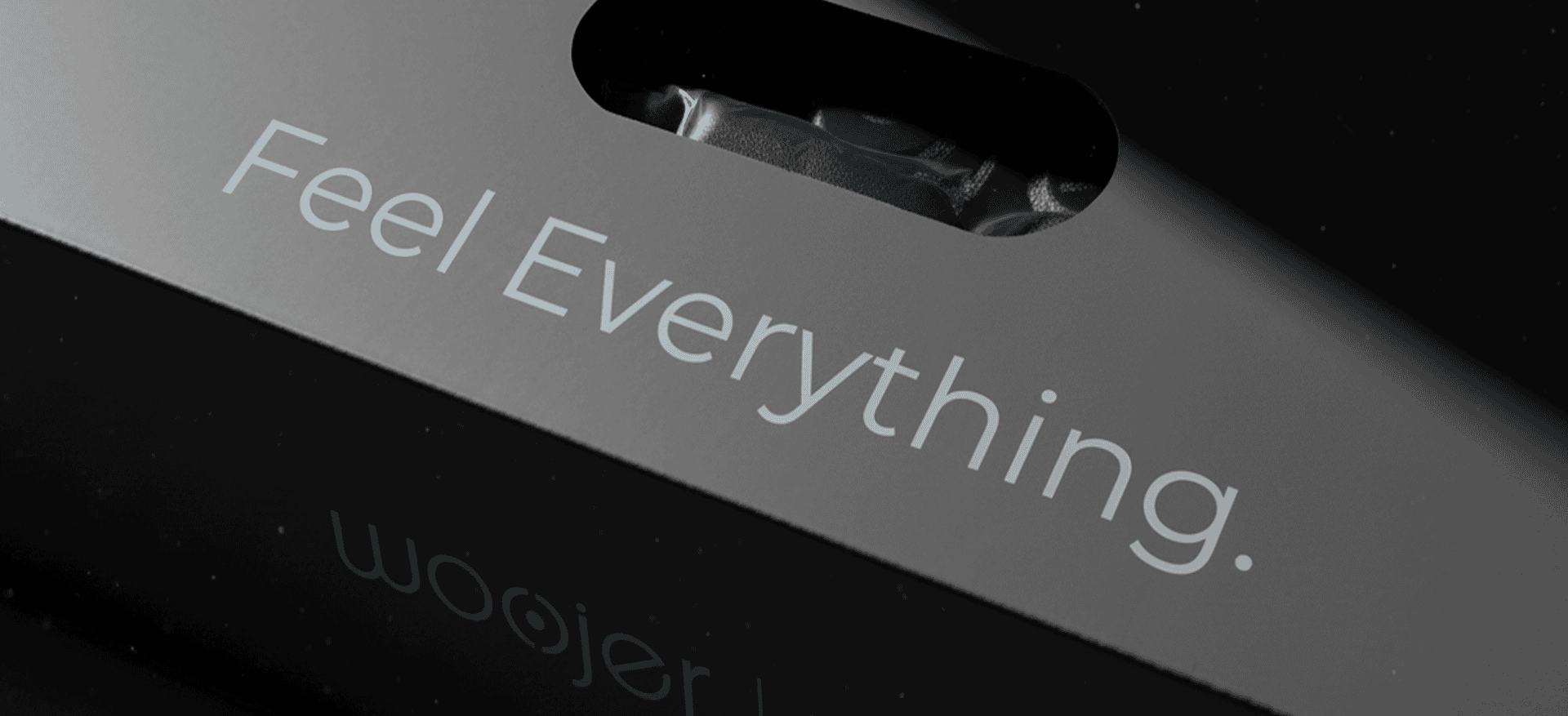 רמקול רטט Woojer MAT עם לוגו וכתוב "Feel Everything".