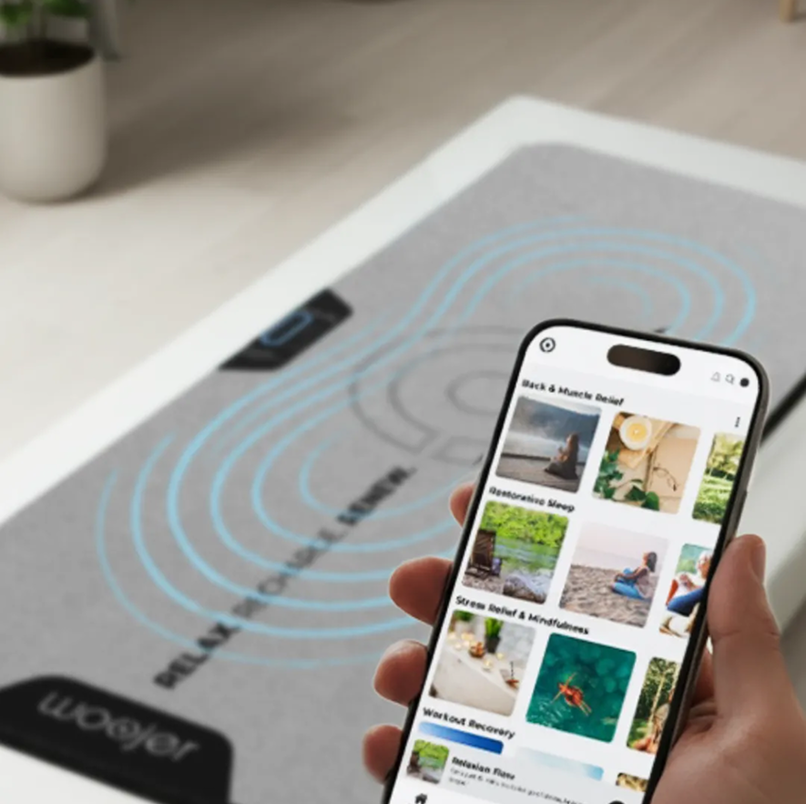 מכשיר Woojer MAT עם טלפון חכם וממשק ויזואלי של תכנים.